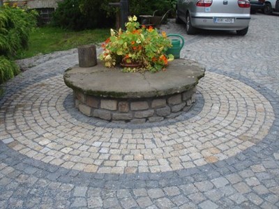 žulová dlažba, barevná dlažba, Praha - BELLE Bohemia